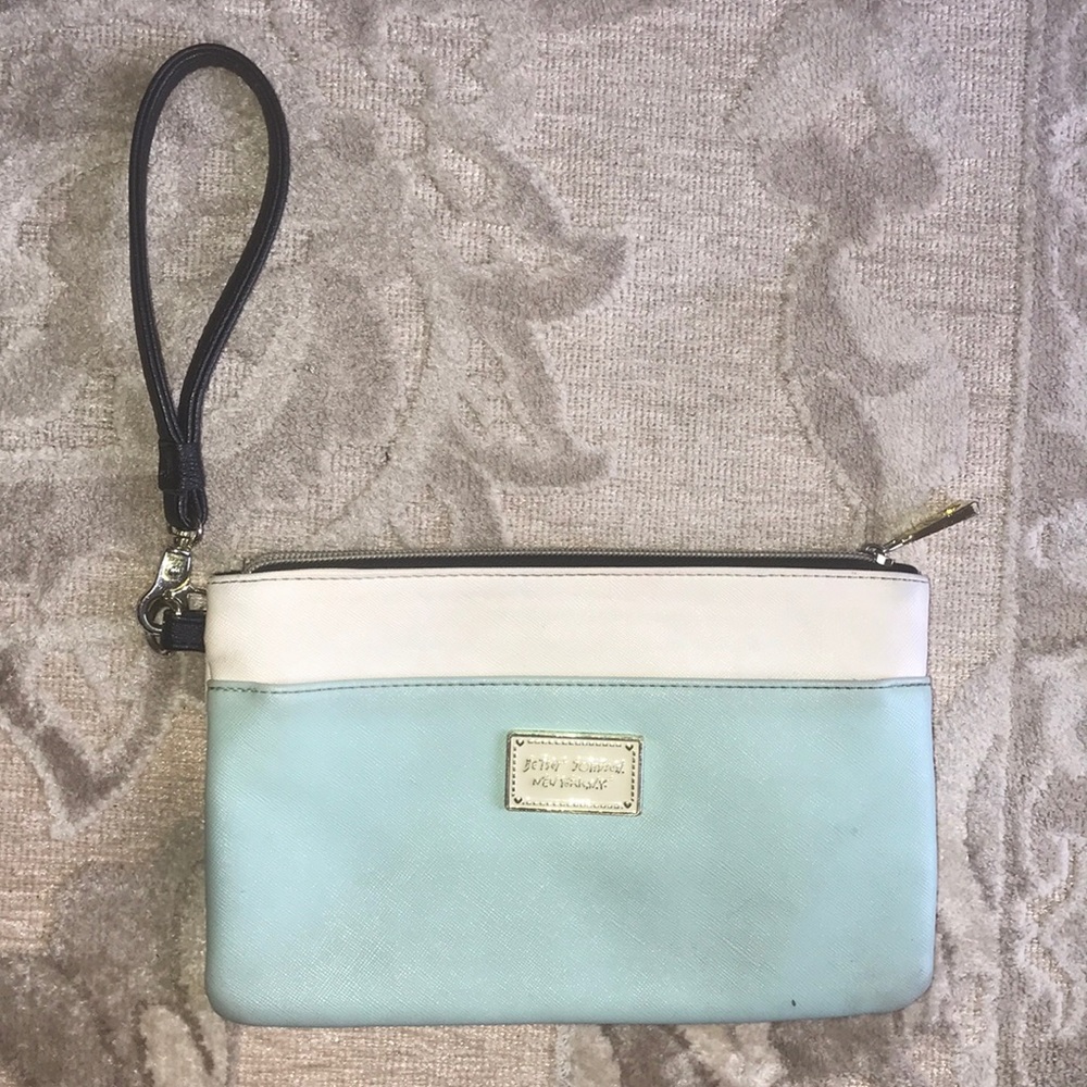 👇🏼DROP!! Betsy Johnson wallet